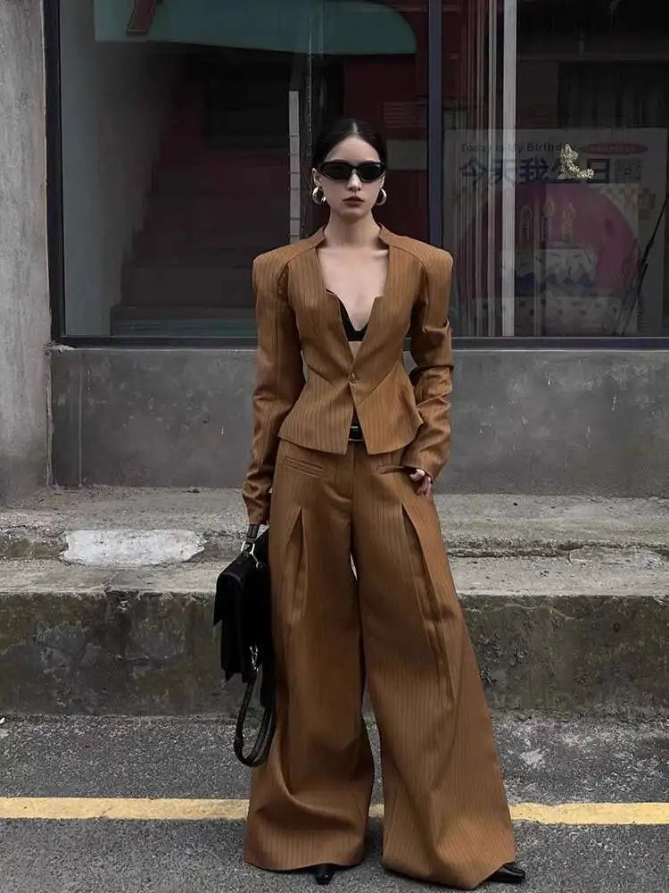 Ensemble Femme Rayé Marron – Veste Col V Cintrée & Pantalon Large, Tenue Bureau Chic 2025.