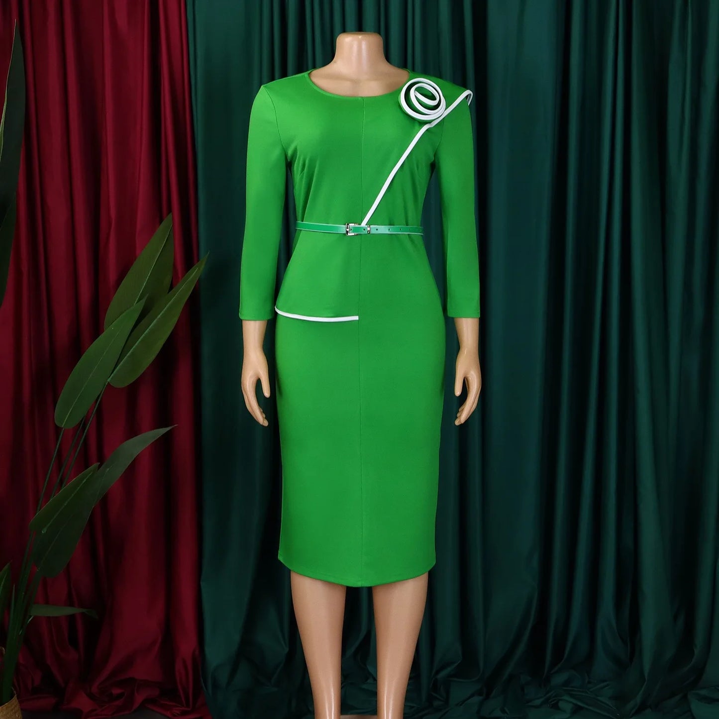 Robe élégante de bureau pour femme, col rond, manches trois quarts, ceinturée à la taille, coupe ajustée mi-mollet. Idéale pour un look professionnel et raffiné.