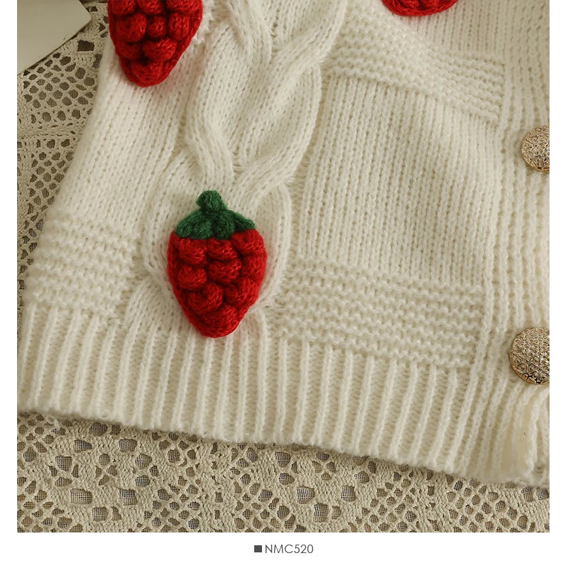 Cardigan Tricoté Fraises – Pull Chunky Knit Boutonné Doux et Mignon.