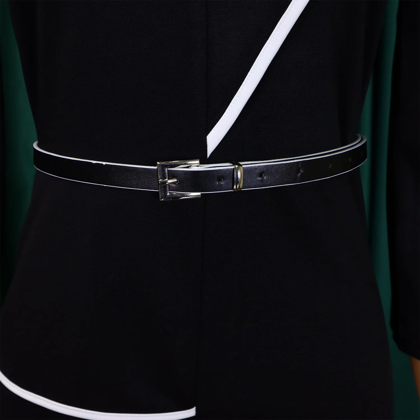 Robe élégante de bureau pour femme, col rond, manches trois quarts, ceinturée à la taille, coupe ajustée mi-mollet. Idéale pour un look professionnel et raffiné.