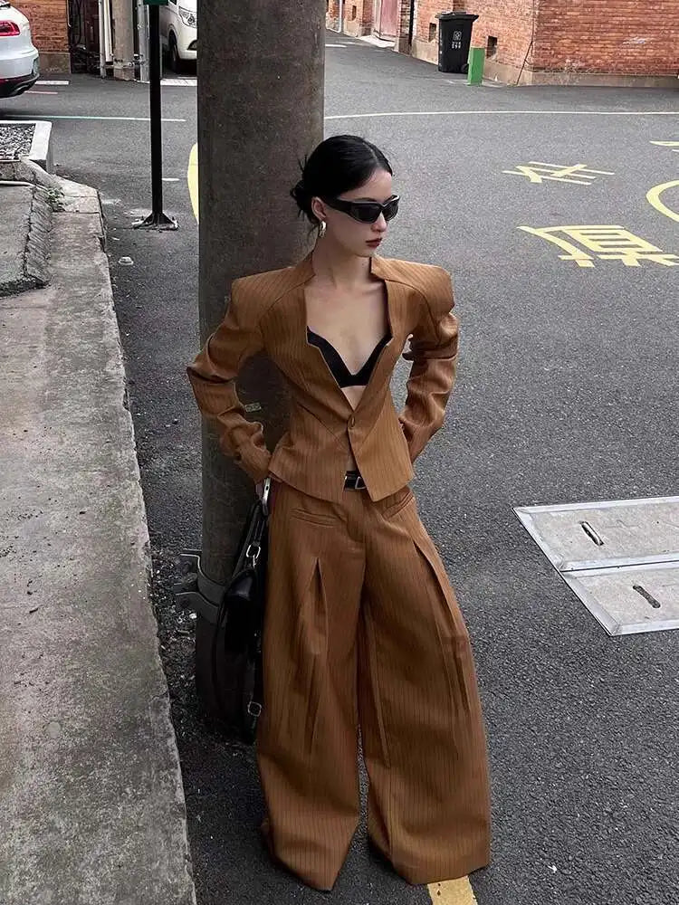 Ensemble Femme Rayé Marron – Veste Col V Cintrée & Pantalon Large, Tenue Bureau Chic 2025.