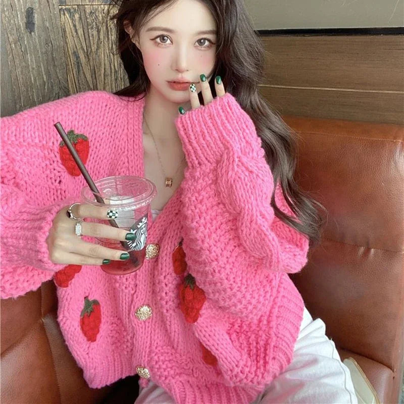 Cardigan Tricoté Fraises – Pull Chunky Knit Boutonné Doux et Mignon.