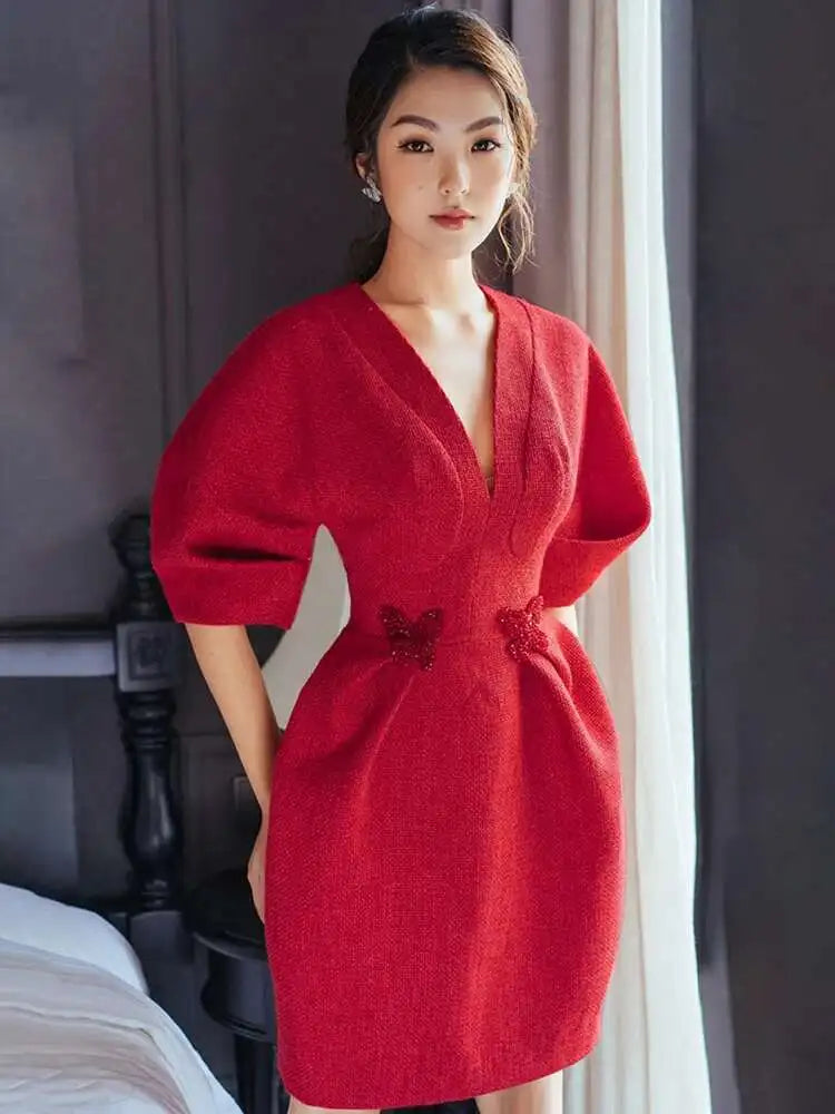 Robe élégante pour femme de la marque DEAT, col en V, détails brodés et jupe évasée. Taille plissée pour une silhouette raffinée. Parfaite pour les soirées, fêtes ou événements d’été.