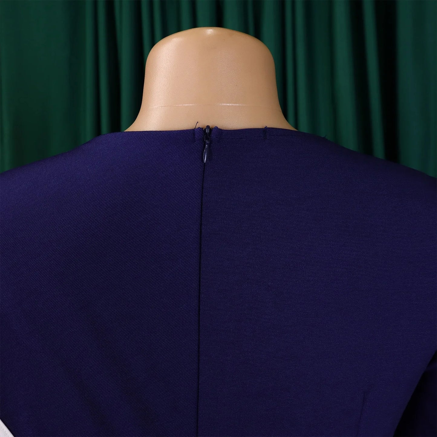 Robe élégante de bureau pour femme, col rond, manches trois quarts, ceinturée à la taille, coupe ajustée mi-mollet. Idéale pour un look professionnel et raffiné.