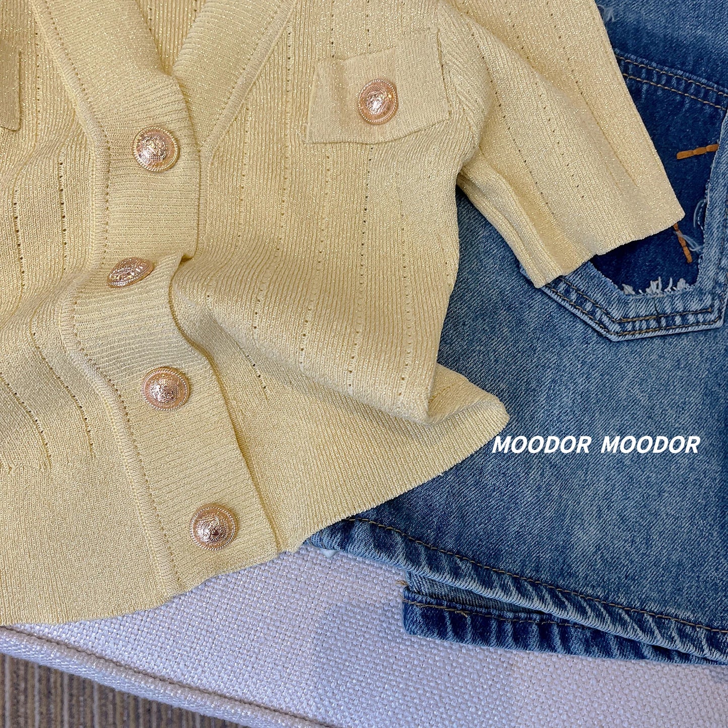 Cardigan Femme Fin en Soie de Glace – Veste Tricotée Slim à Boutons Dorés, Col V Été 2025.