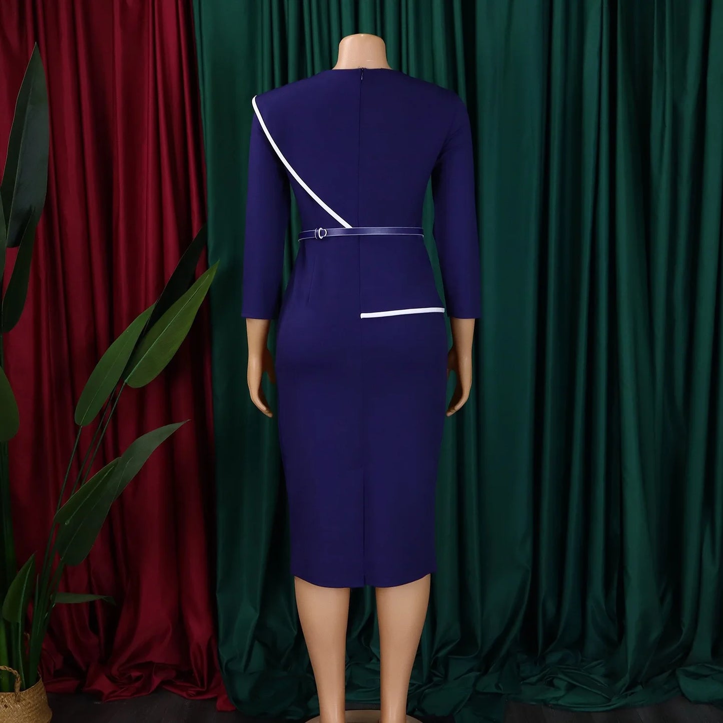 Robe élégante de bureau pour femme, col rond, manches trois quarts, ceinturée à la taille, coupe ajustée mi-mollet. Idéale pour un look professionnel et raffiné.