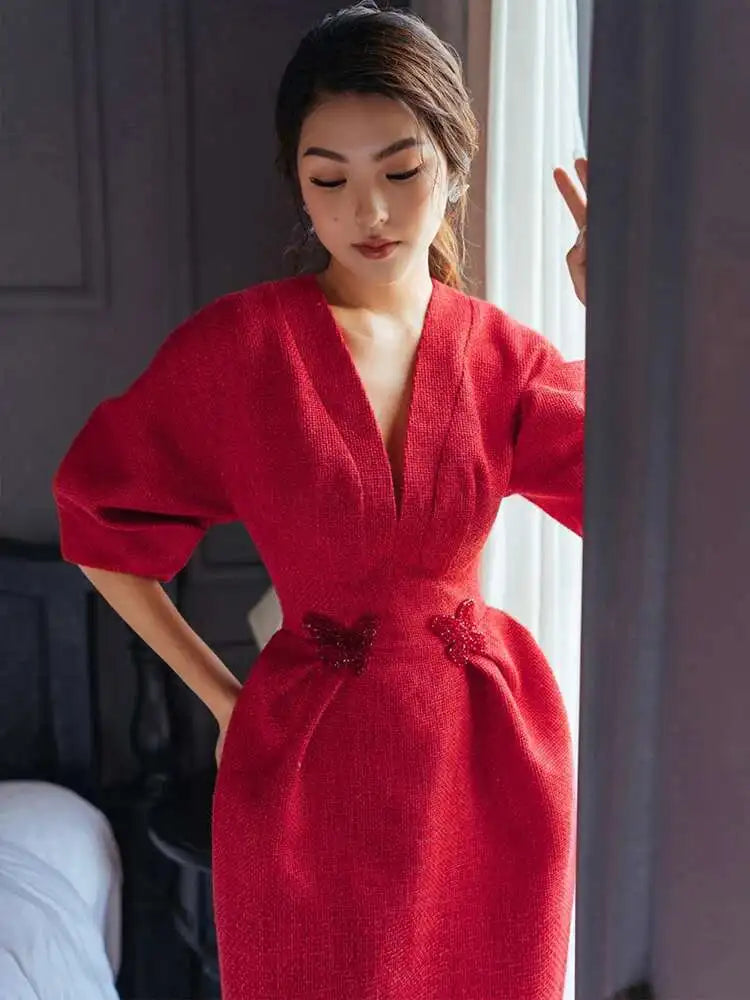 Robe élégante pour femme de la marque DEAT, col en V, détails brodés et jupe évasée. Taille plissée pour une silhouette raffinée. Parfaite pour les soirées, fêtes ou événements d’été.