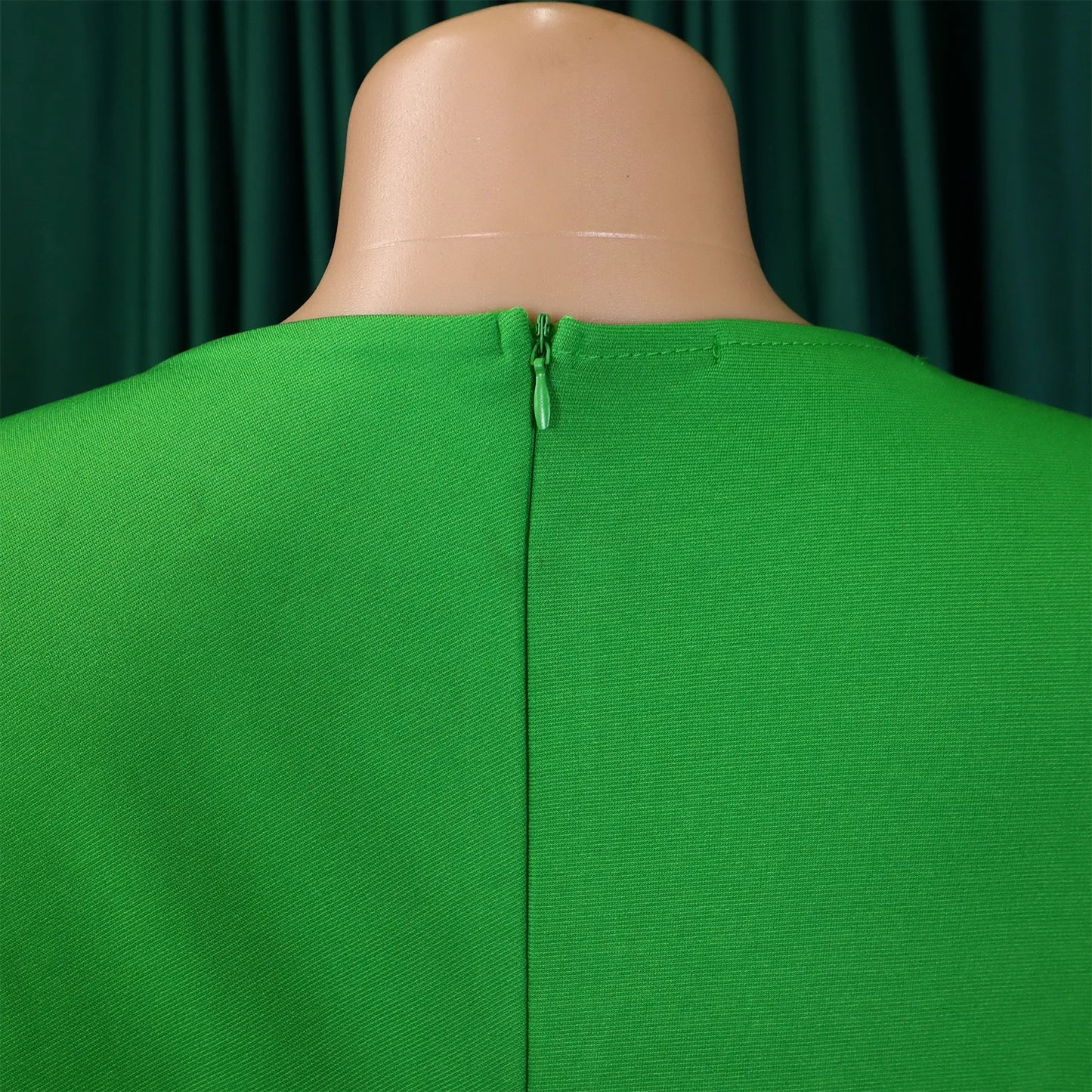 Robe élégante de bureau pour femme, col rond, manches trois quarts, ceinturée à la taille, coupe ajustée mi-mollet. Idéale pour un look professionnel et raffiné.