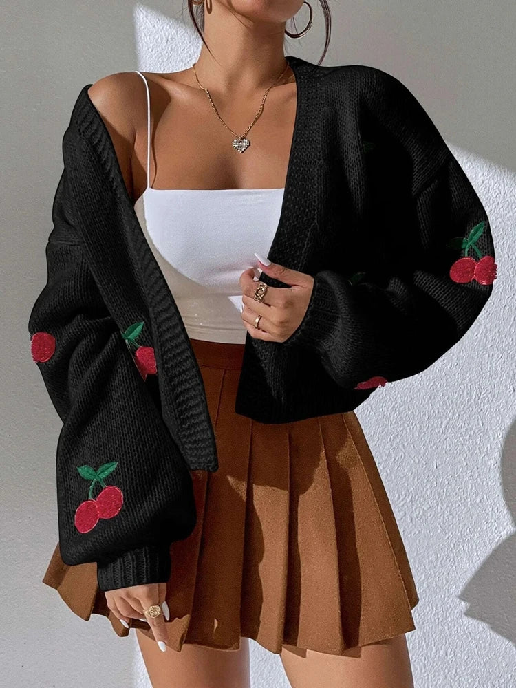 Cardigan Femme à Épaules Tombantes – Tricot Loose Brodé Cerises, Style Commuter.