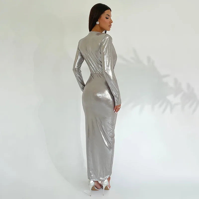 Élégante robe maxi métallisée pour femme, col en V sexy, manches longues, fronces flatteuses et fente haute. Parfaite pour les soirées, clubs ou événements chics. Style glamour et féminin.