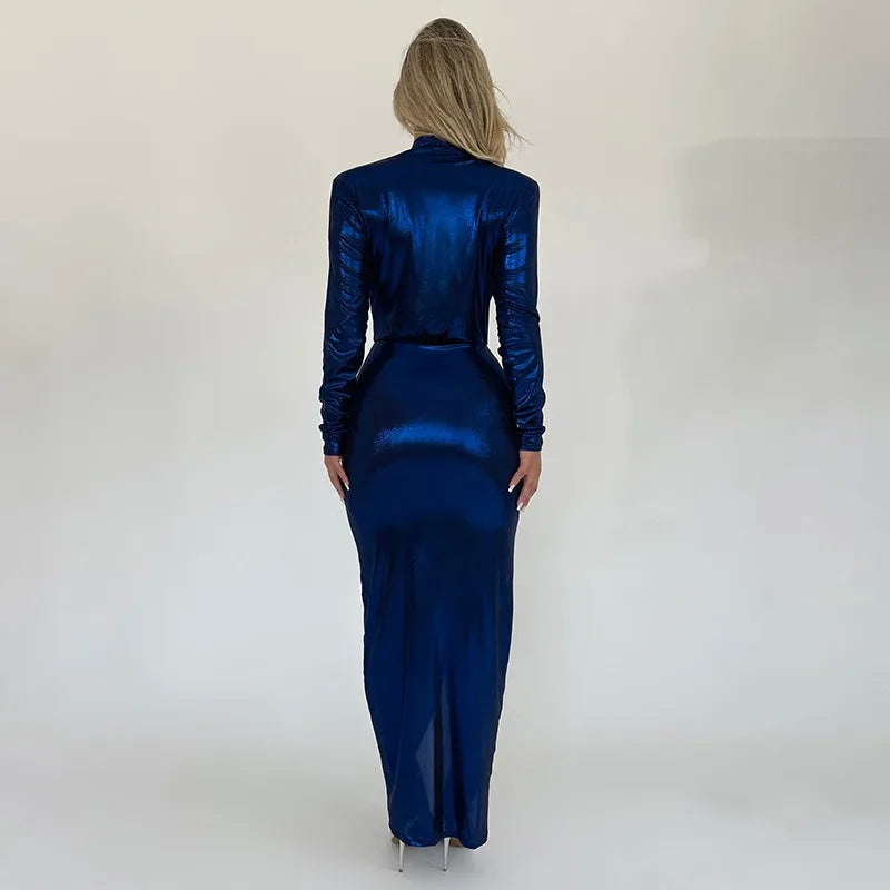 Élégante robe maxi métallisée pour femme, col en V sexy, manches longues, fronces flatteuses et fente haute. Parfaite pour les soirées, clubs ou événements chics. Style glamour et féminin.