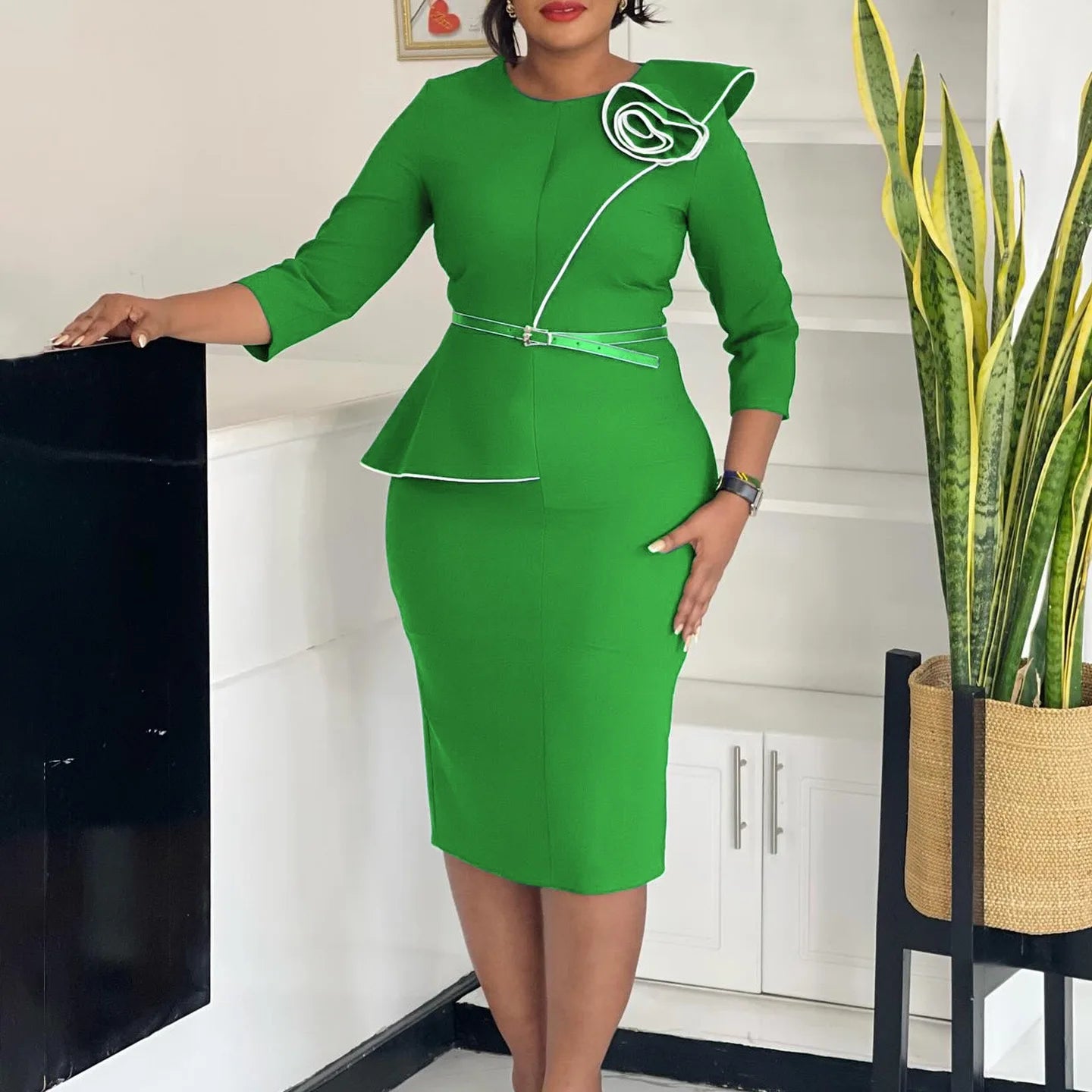 Robe élégante de bureau pour femme, col rond, manches trois quarts, ceinturée à la taille, coupe ajustée mi-mollet. Idéale pour un look professionnel et raffiné.