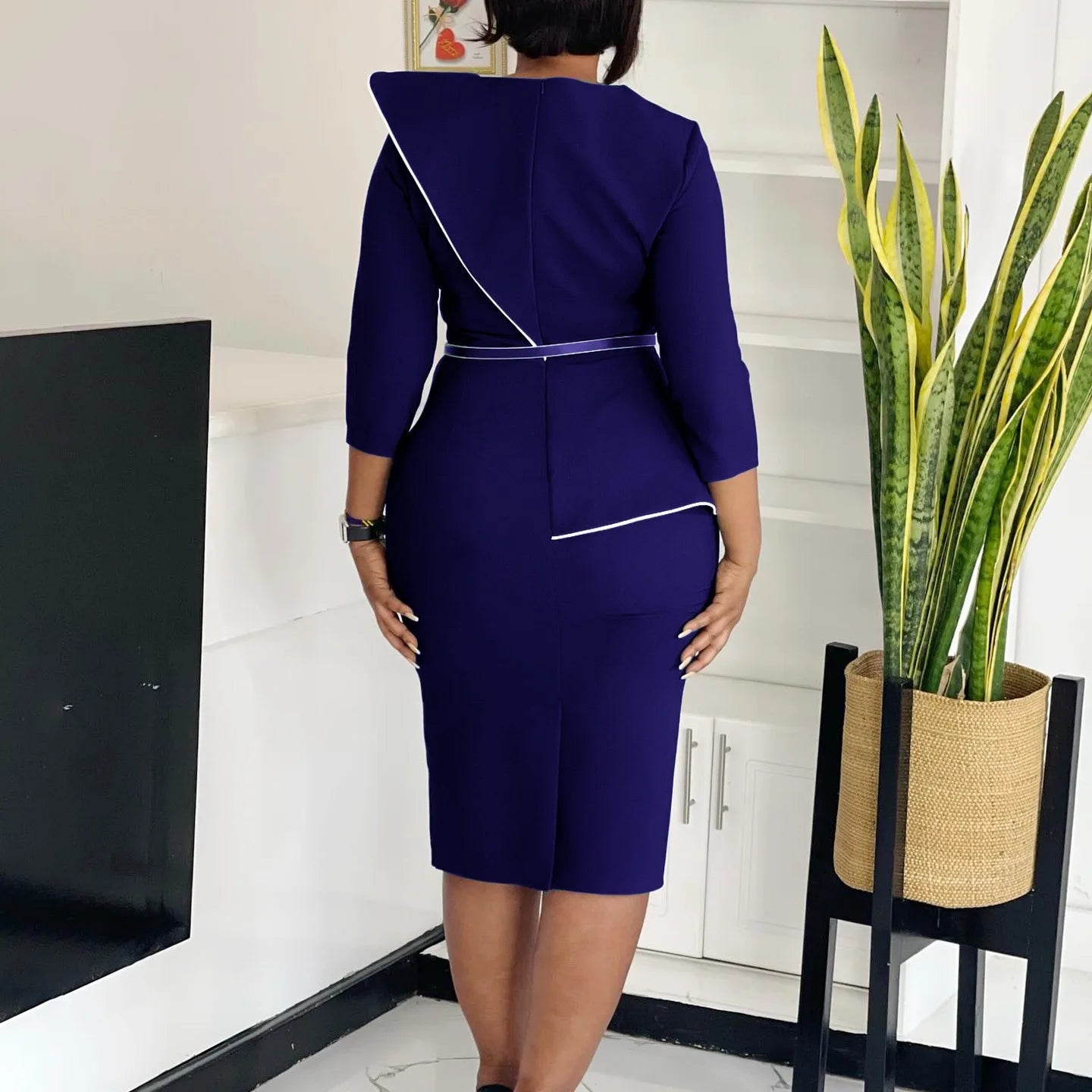 Robe élégante de bureau pour femme, col rond, manches trois quarts, ceinturée à la taille, coupe ajustée mi-mollet. Idéale pour un look professionnel et raffiné.