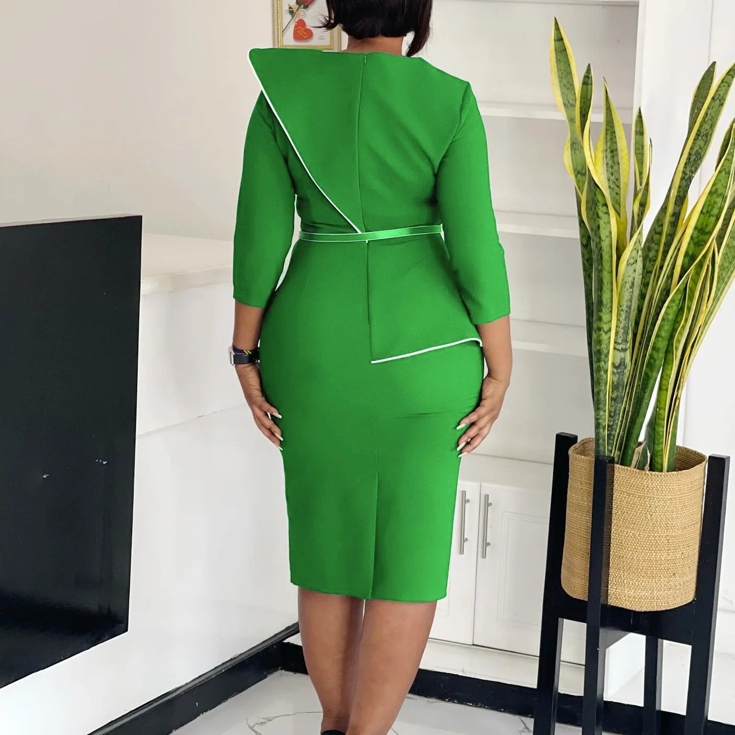 Robe élégante de bureau pour femme, col rond, manches trois quarts, ceinturée à la taille, coupe ajustée mi-mollet. Idéale pour un look professionnel et raffiné.
