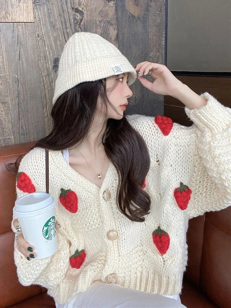 Cardigan Tricoté Fraises – Pull Chunky Knit Boutonné Doux et Mignon.