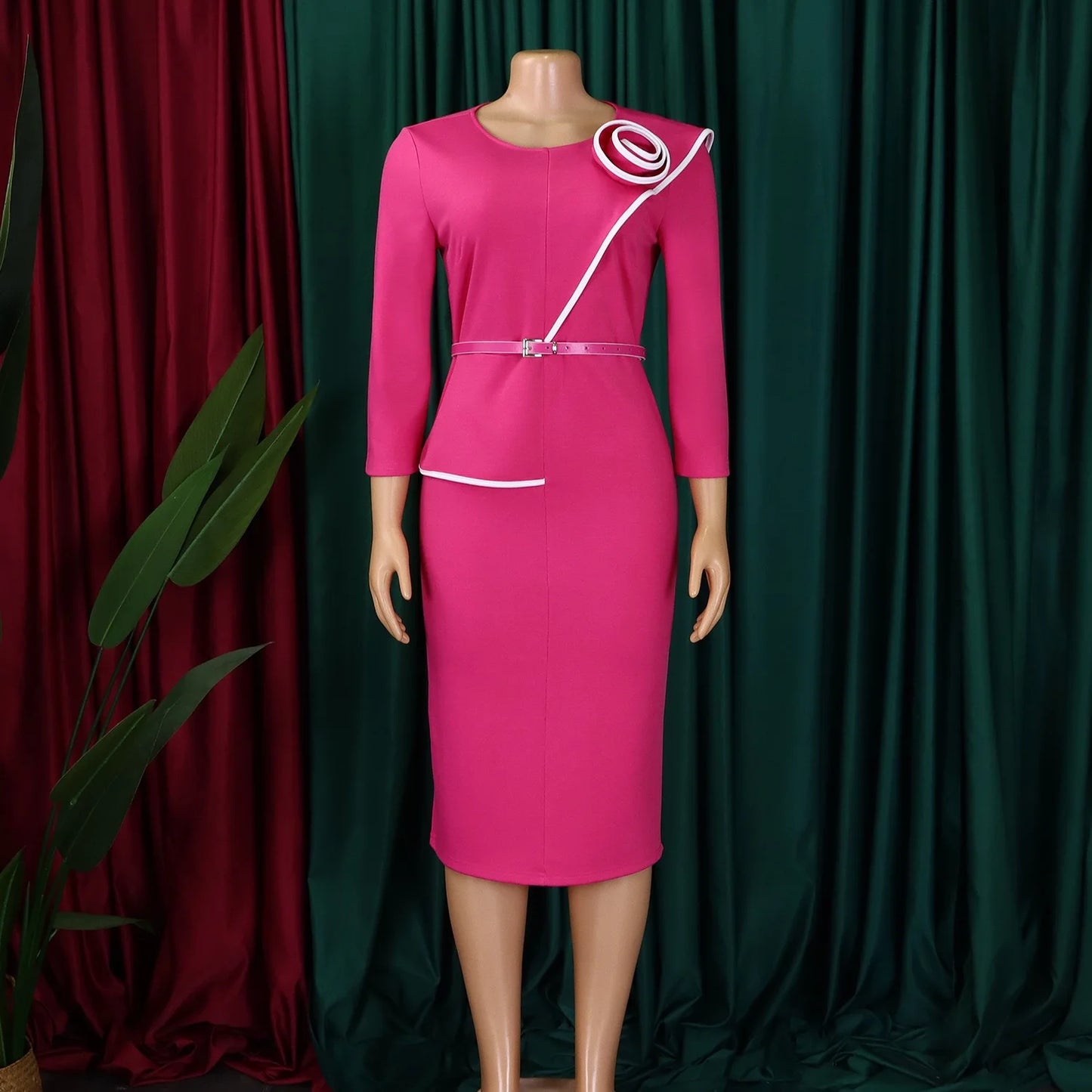 Robe élégante de bureau pour femme, col rond, manches trois quarts, ceinturée à la taille, coupe ajustée mi-mollet. Idéale pour un look professionnel et raffiné.