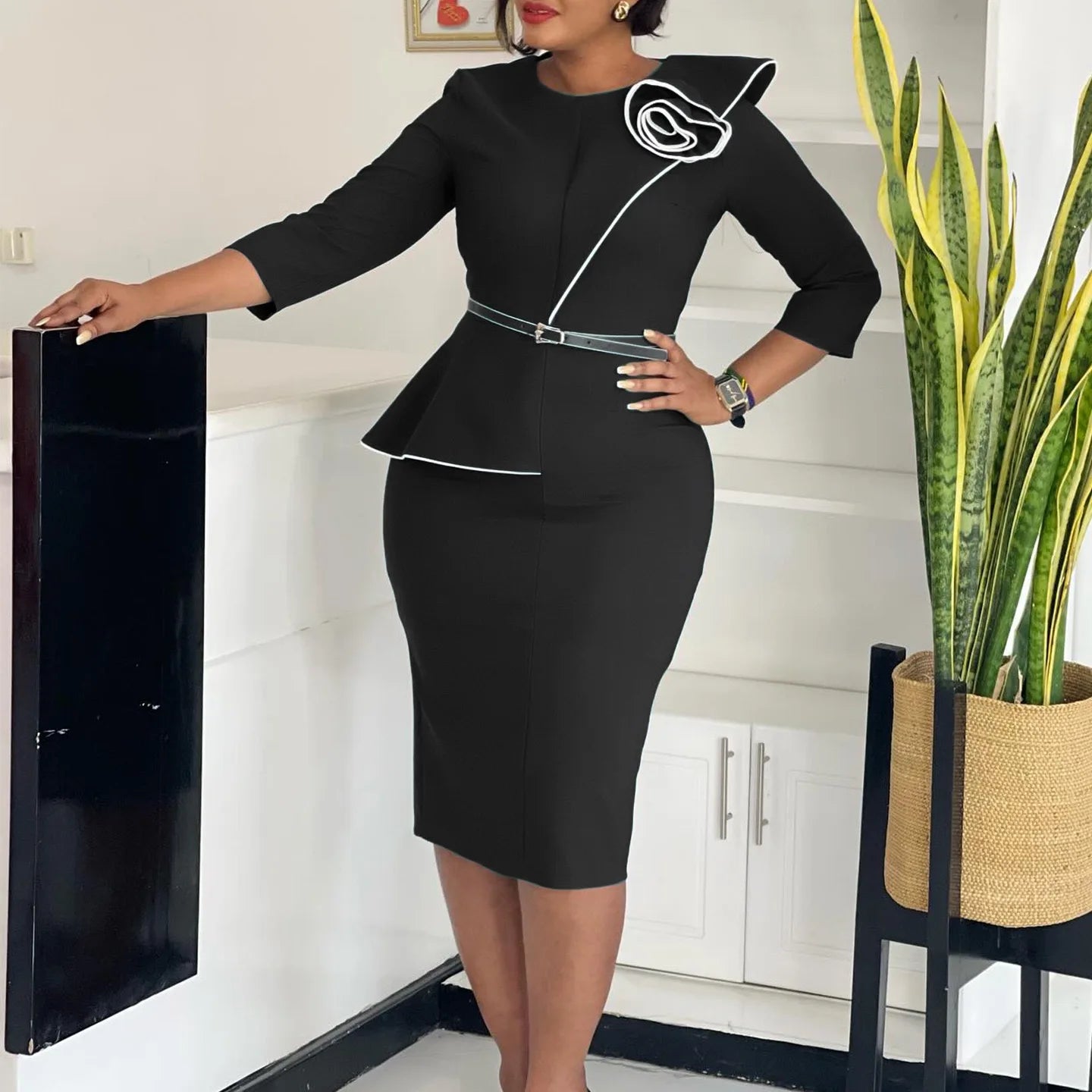 Robe élégante de bureau pour femme, col rond, manches trois quarts, ceinturée à la taille, coupe ajustée mi-mollet. Idéale pour un look professionnel et raffiné.