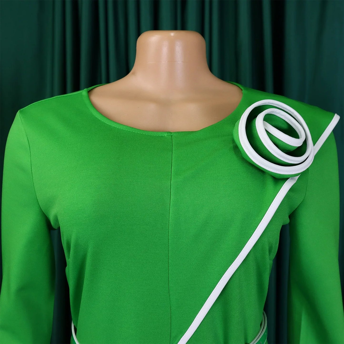 Robe élégante de bureau pour femme, col rond, manches trois quarts, ceinturée à la taille, coupe ajustée mi-mollet. Idéale pour un look professionnel et raffiné.