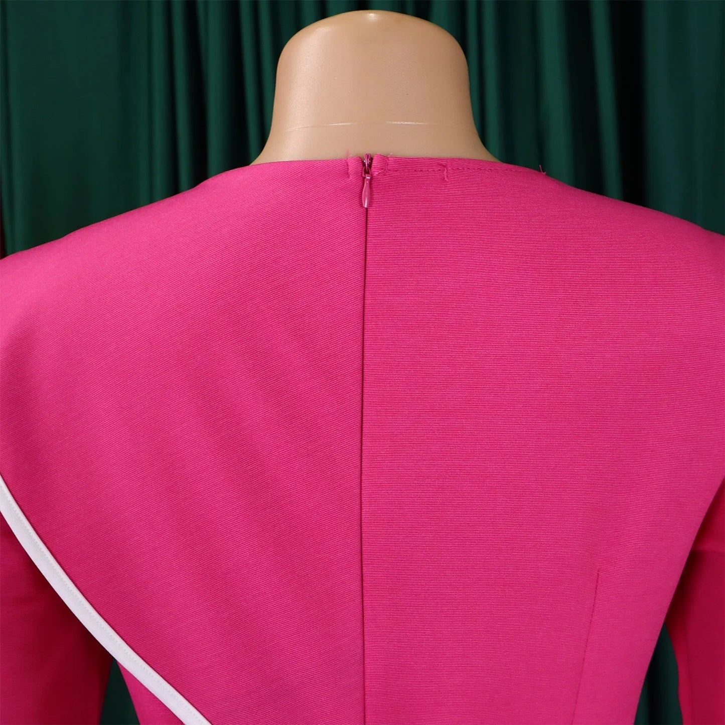Robe élégante de bureau pour femme, col rond, manches trois quarts, ceinturée à la taille, coupe ajustée mi-mollet. Idéale pour un look professionnel et raffiné.
