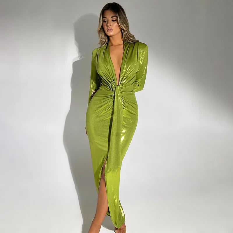 Élégante robe maxi métallisée pour femme, col en V sexy, manches longues, fronces flatteuses et fente haute. Parfaite pour les soirées, clubs ou événements chics. Style glamour et féminin.