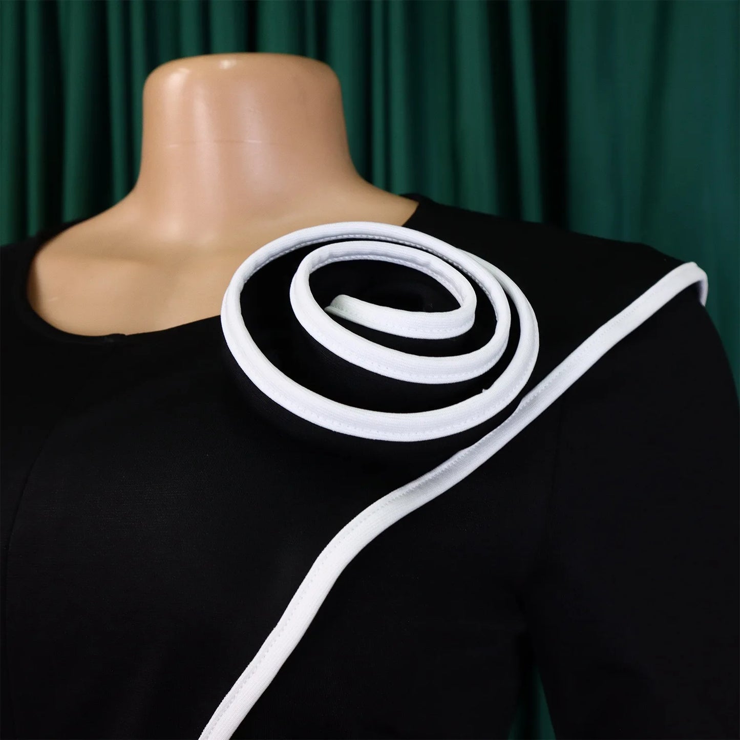 Robe élégante de bureau pour femme, col rond, manches trois quarts, ceinturée à la taille, coupe ajustée mi-mollet. Idéale pour un look professionnel et raffiné.