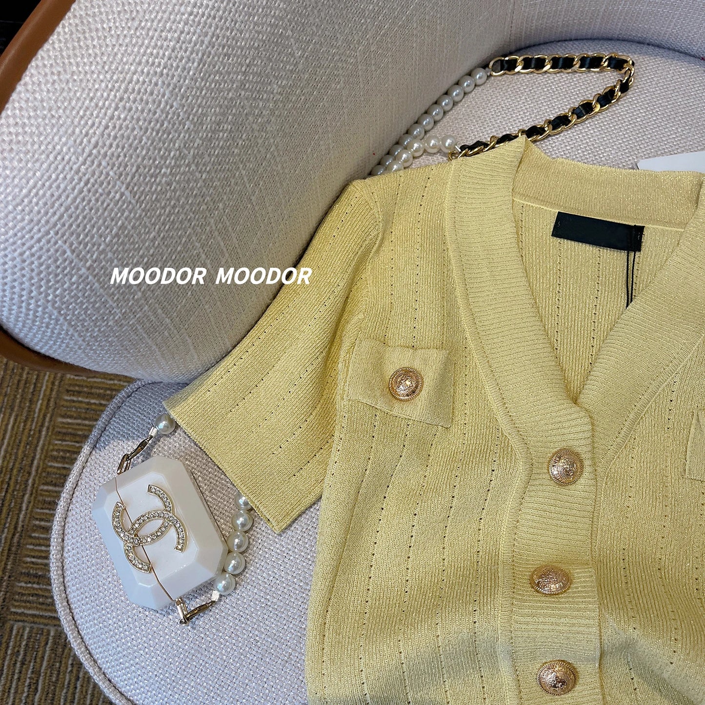 Cardigan Femme Fin en Soie de Glace – Veste Tricotée Slim à Boutons Dorés, Col V Été 2025.