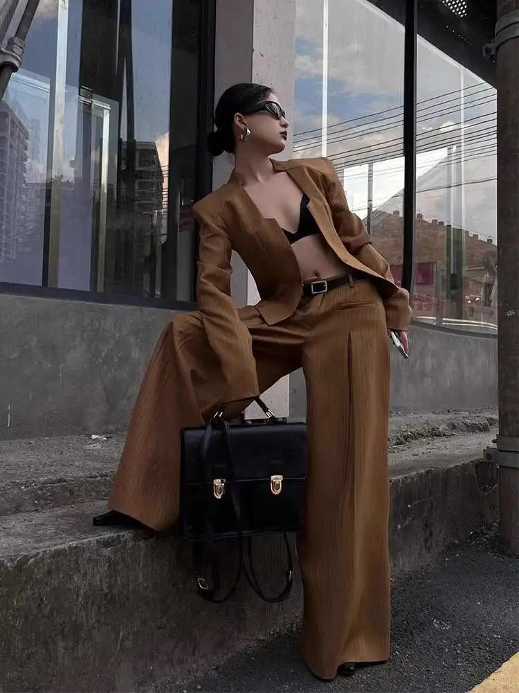 Ensemble Femme Rayé Marron – Veste Col V Cintrée & Pantalon Large, Tenue Bureau Chic 2025.