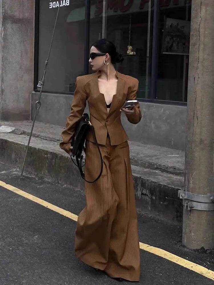 Ensemble Femme Rayé Marron – Veste Col V Cintrée & Pantalon Large, Tenue Bureau Chic 2025.