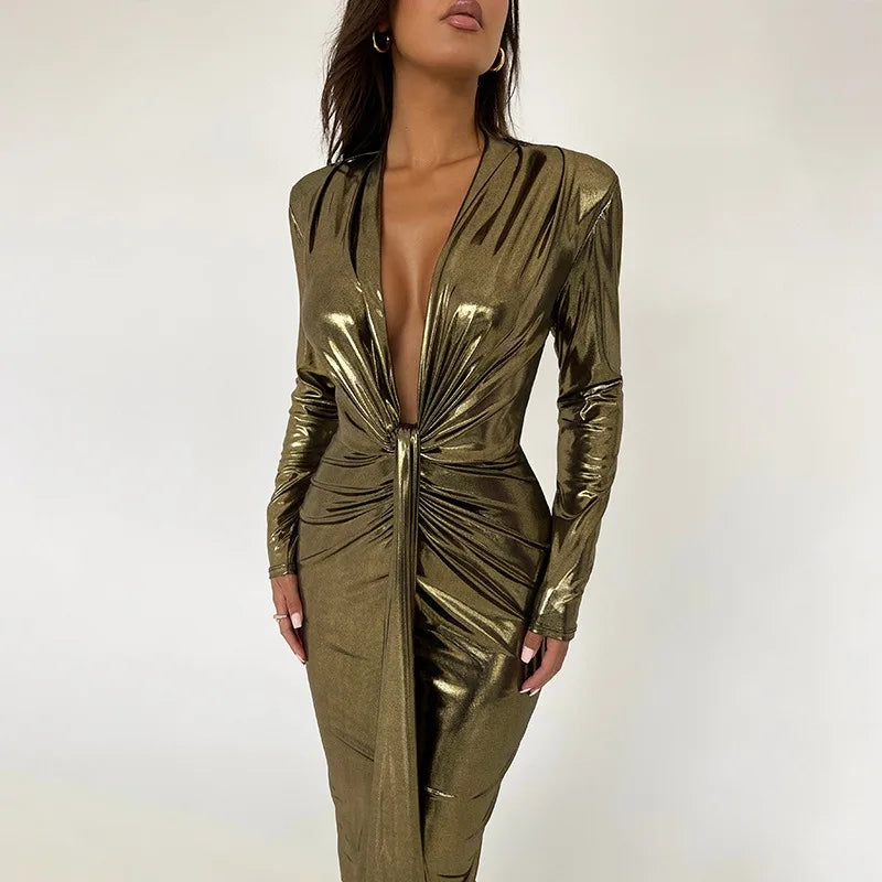 Élégante robe maxi métallisée pour femme, col en V sexy, manches longues, fronces flatteuses et fente haute. Parfaite pour les soirées, clubs ou événements chics. Style glamour et féminin.