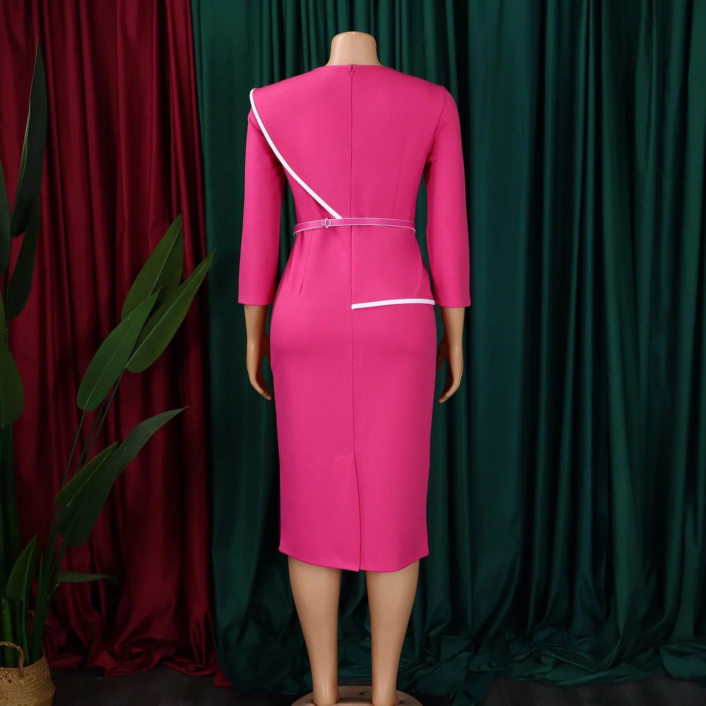 Robe élégante de bureau pour femme, col rond, manches trois quarts, ceinturée à la taille, coupe ajustée mi-mollet. Idéale pour un look professionnel et raffiné.