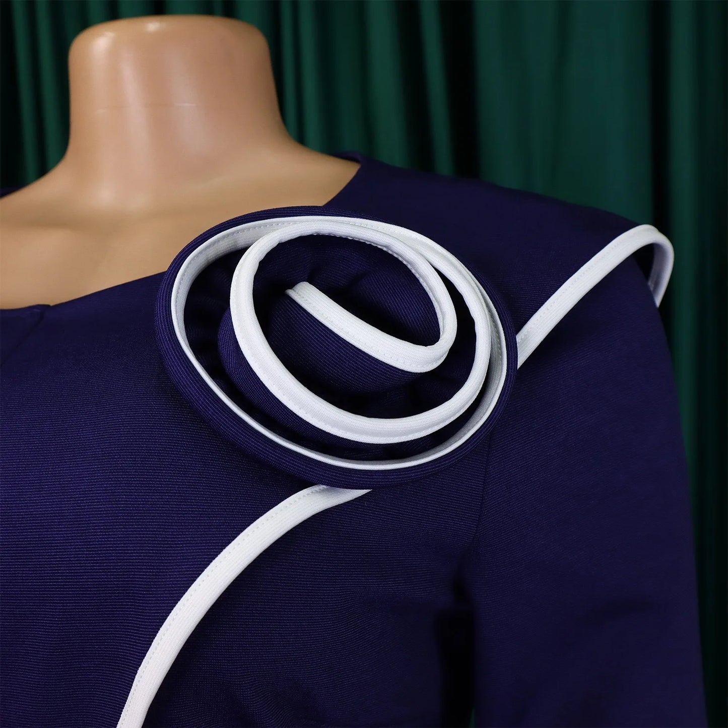 Robe élégante de bureau pour femme, col rond, manches trois quarts, ceinturée à la taille, coupe ajustée mi-mollet. Idéale pour un look professionnel et raffiné.