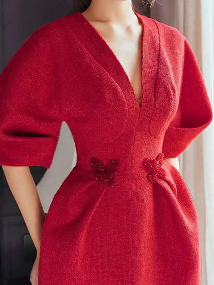 Robe élégante pour femme de la marque DEAT, col en V, détails brodés et jupe évasée. Taille plissée pour une silhouette raffinée. Parfaite pour les soirées, fêtes ou événements d’été.