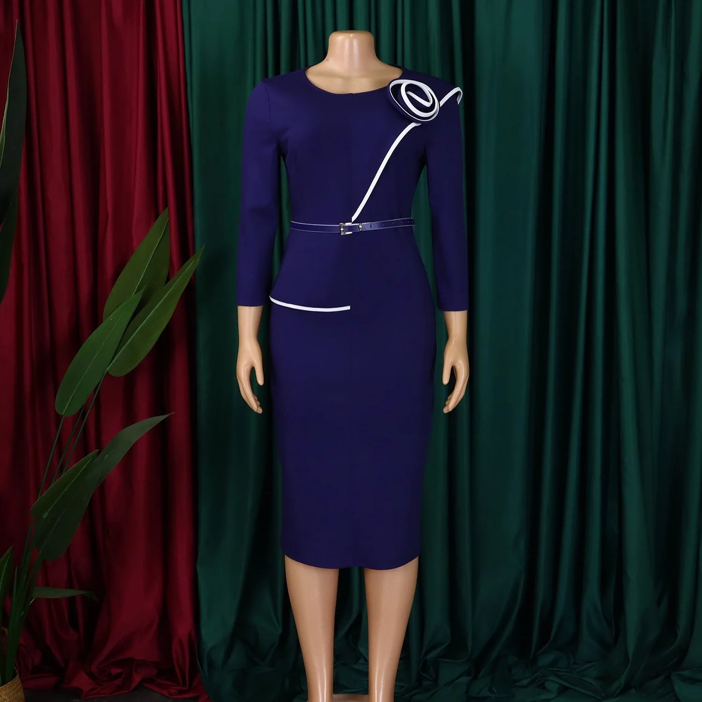Robe élégante de bureau pour femme, col rond, manches trois quarts, ceinturée à la taille, coupe ajustée mi-mollet. Idéale pour un look professionnel et raffiné.