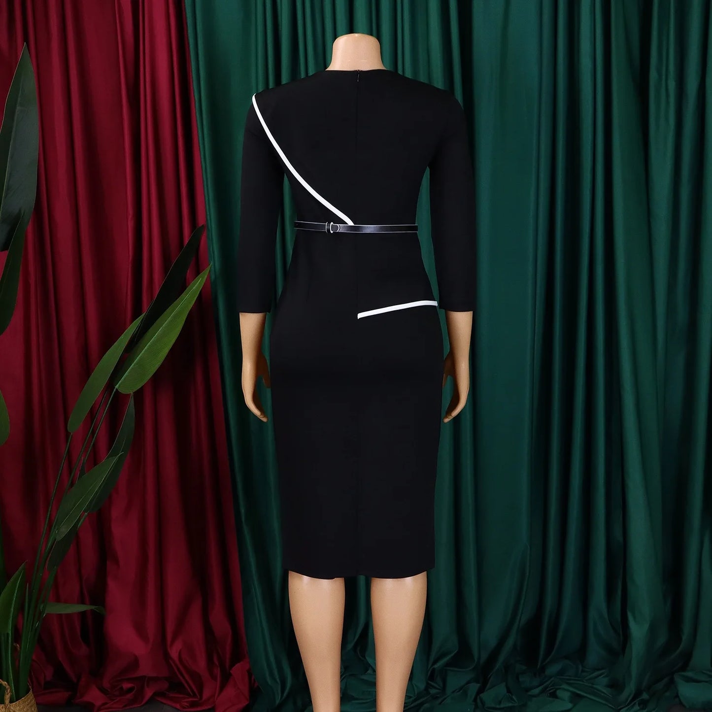 Robe élégante de bureau pour femme, col rond, manches trois quarts, ceinturée à la taille, coupe ajustée mi-mollet. Idéale pour un look professionnel et raffiné.