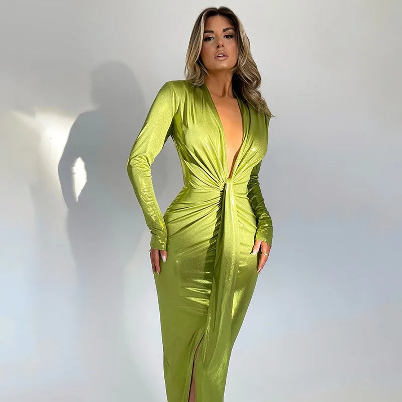 Élégante robe maxi métallisée pour femme, col en V sexy, manches longues, fronces flatteuses et fente haute. Parfaite pour les soirées, clubs ou événements chics. Style glamour et féminin.
