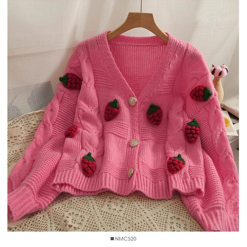 Cardigan Tricoté Fraises – Pull Chunky Knit Boutonné Doux et Mignon.
