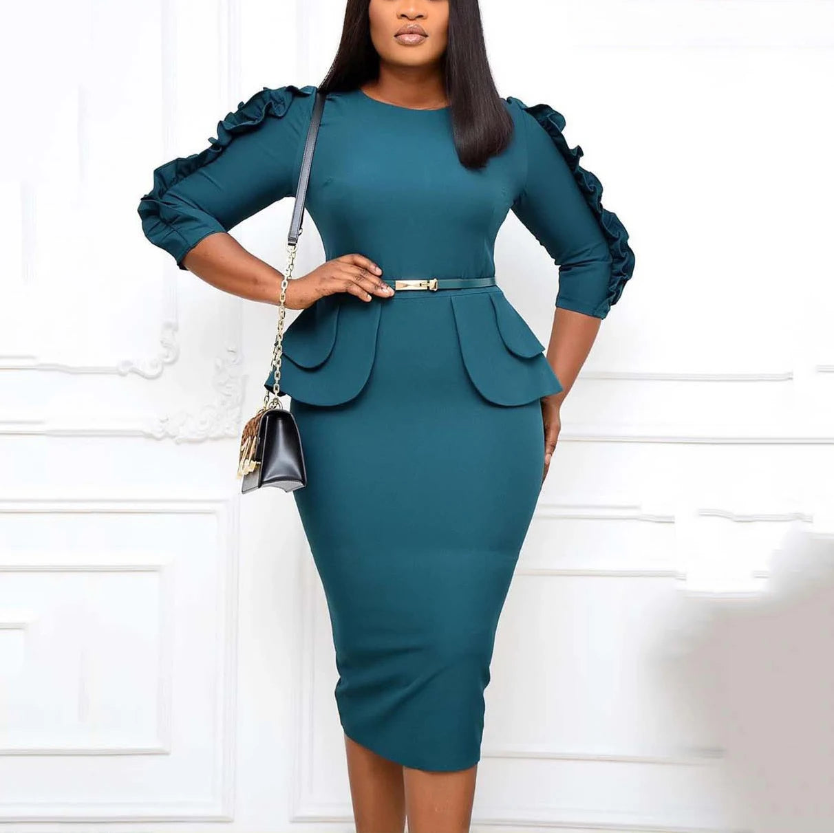 Robe élégante de bureau pour femme, col rond, manches trois quarts, ceinturée à la taille, coupe ajustée mi-mollet. Idéale pour un look professionnel et raffiné.