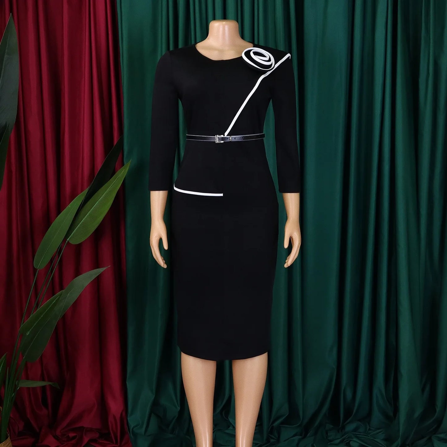 Robe élégante de bureau pour femme, col rond, manches trois quarts, ceinturée à la taille, coupe ajustée mi-mollet. Idéale pour un look professionnel et raffiné.