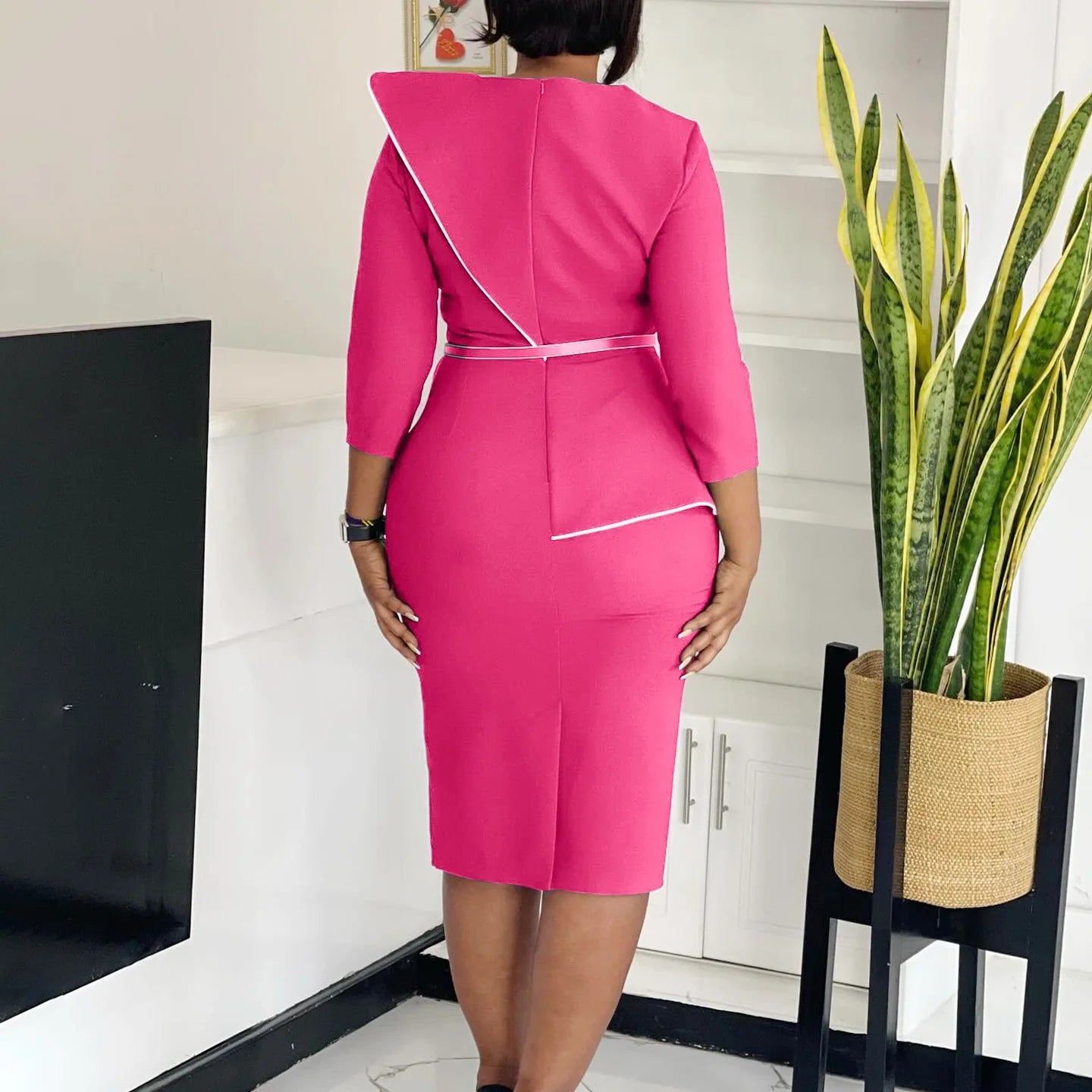 Robe élégante de bureau pour femme, col rond, manches trois quarts, ceinturée à la taille, coupe ajustée mi-mollet. Idéale pour un look professionnel et raffiné.