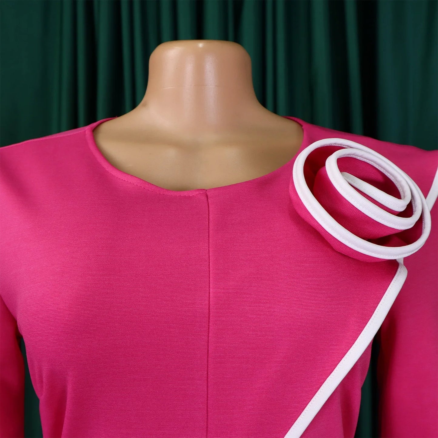 Robe élégante de bureau pour femme, col rond, manches trois quarts, ceinturée à la taille, coupe ajustée mi-mollet. Idéale pour un look professionnel et raffiné.