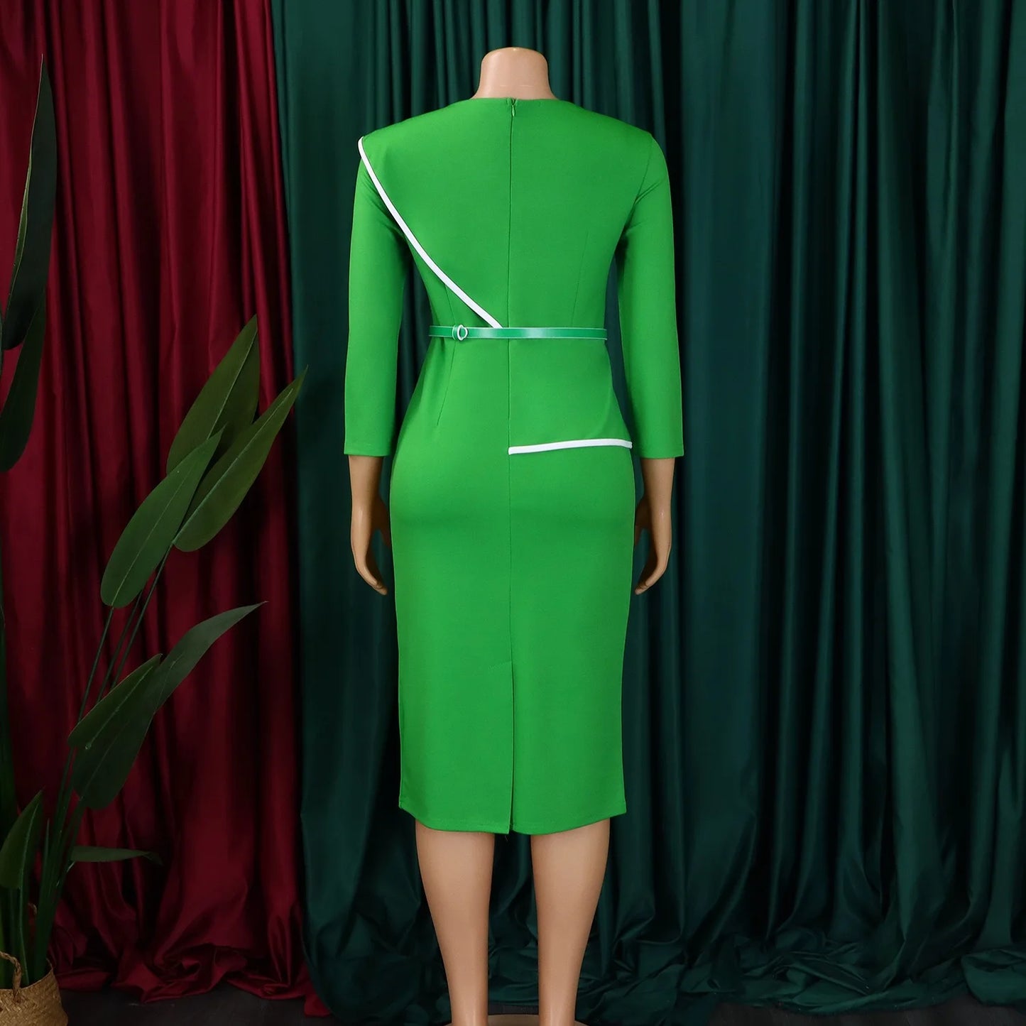 Robe élégante de bureau pour femme, col rond, manches trois quarts, ceinturée à la taille, coupe ajustée mi-mollet. Idéale pour un look professionnel et raffiné.