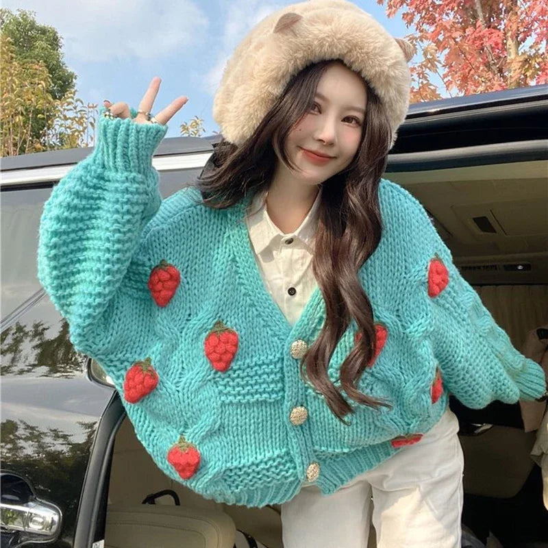 Cardigan Tricoté Fraises – Pull Chunky Knit Boutonné Doux et Mignon.