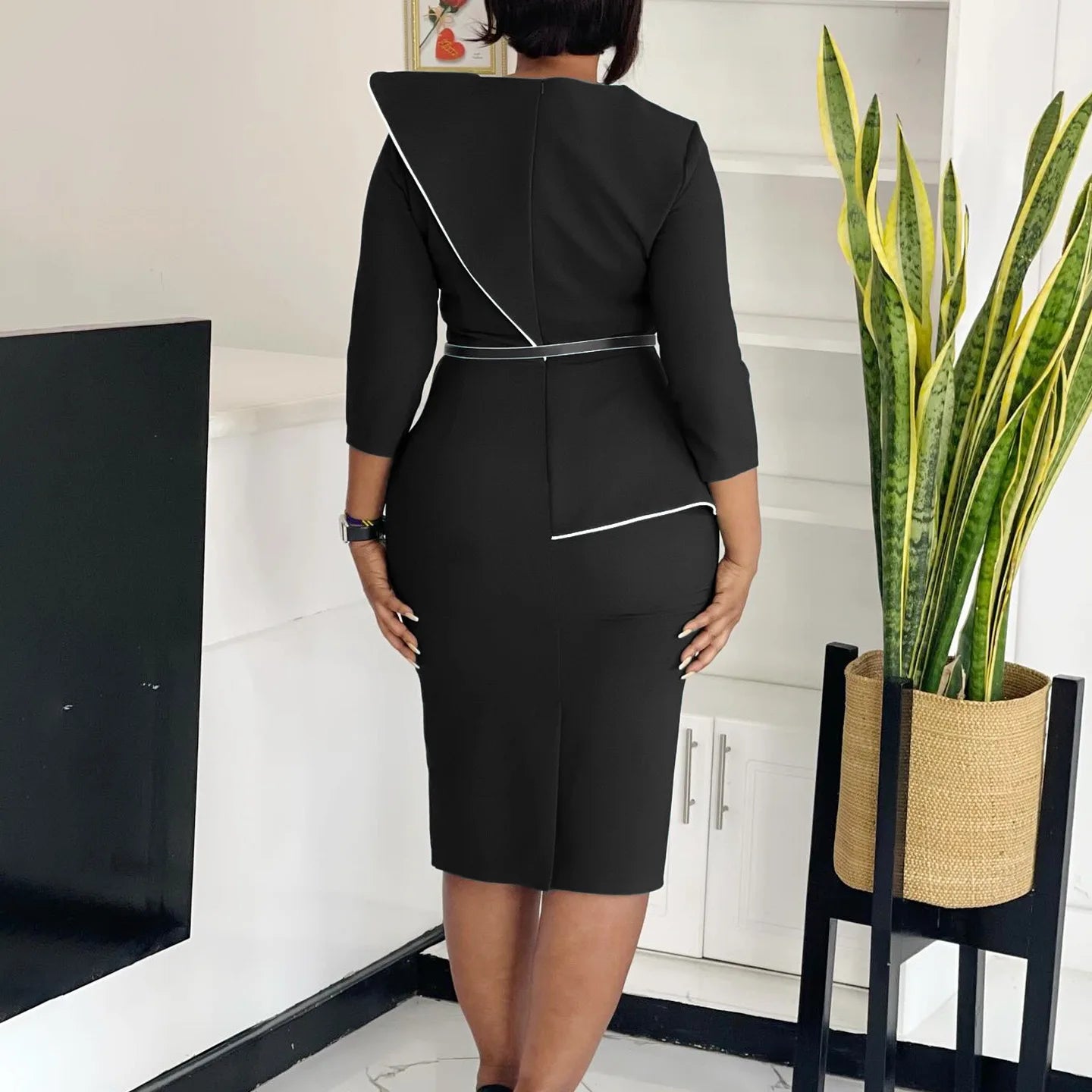 Robe élégante de bureau pour femme, col rond, manches trois quarts, ceinturée à la taille, coupe ajustée mi-mollet. Idéale pour un look professionnel et raffiné.
