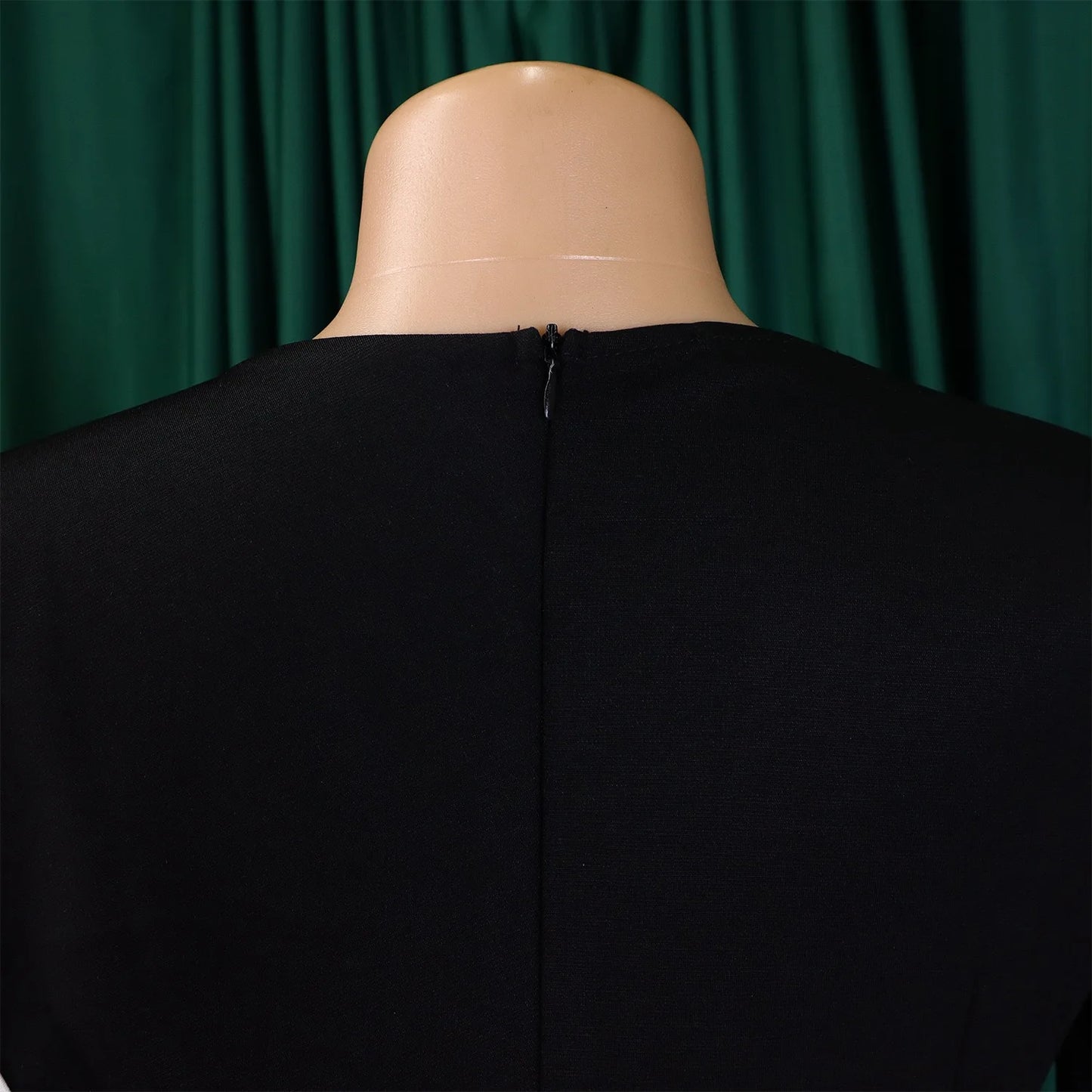 Robe élégante de bureau pour femme, col rond, manches trois quarts, ceinturée à la taille, coupe ajustée mi-mollet. Idéale pour un look professionnel et raffiné.