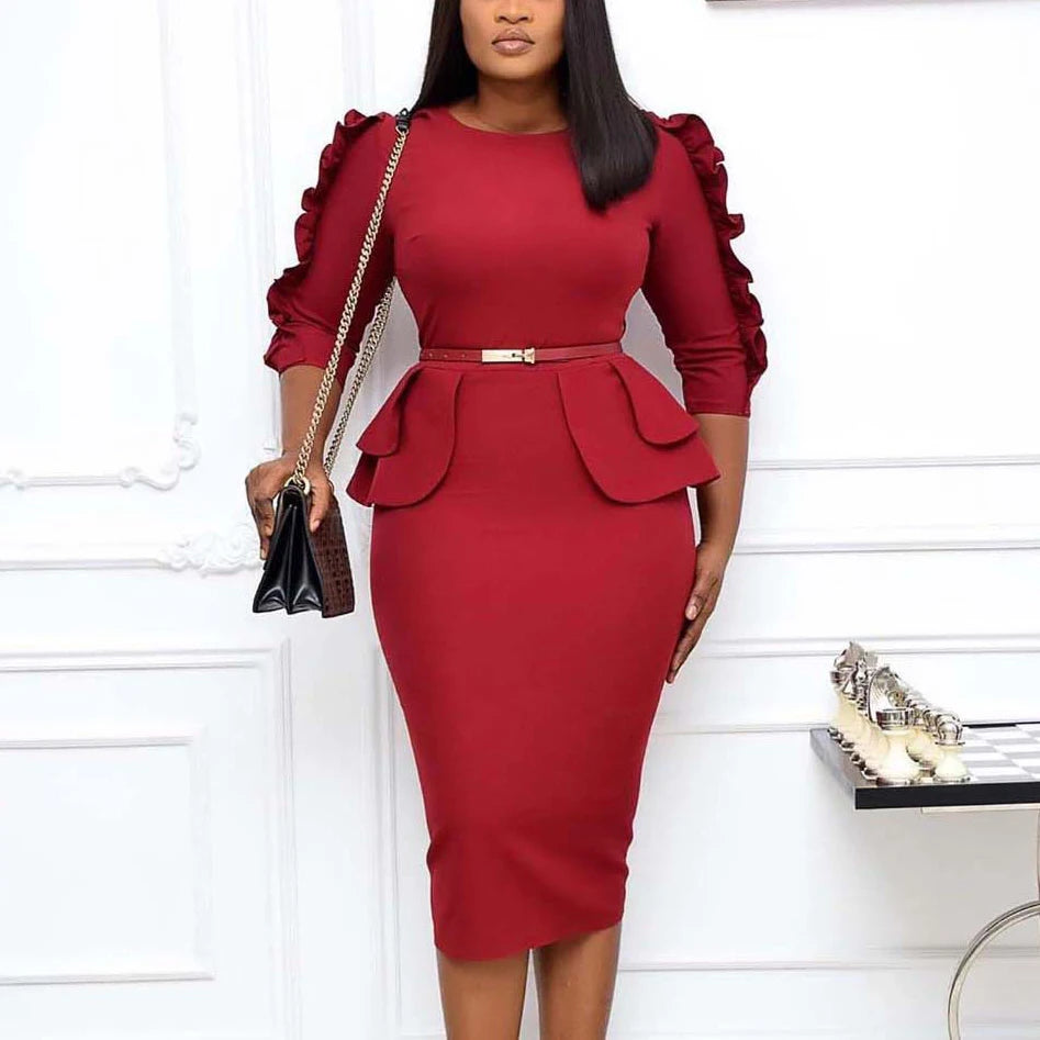 Robe élégante de bureau pour femme, col rond, manches trois quarts, ceinturée à la taille, coupe ajustée mi-mollet. Idéale pour un look professionnel et raffiné.
