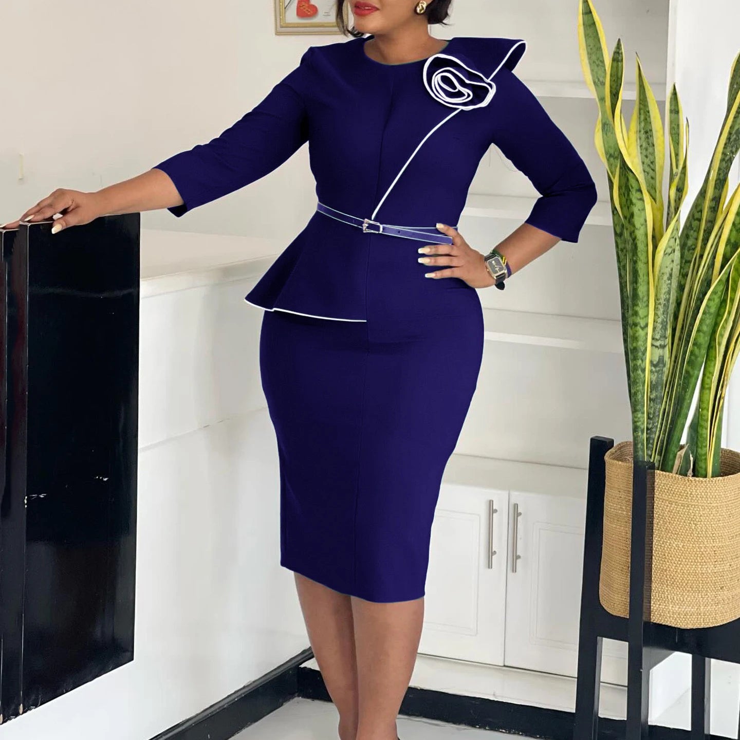 Robe élégante de bureau pour femme, col rond, manches trois quarts, ceinturée à la taille, coupe ajustée mi-mollet. Idéale pour un look professionnel et raffiné.
