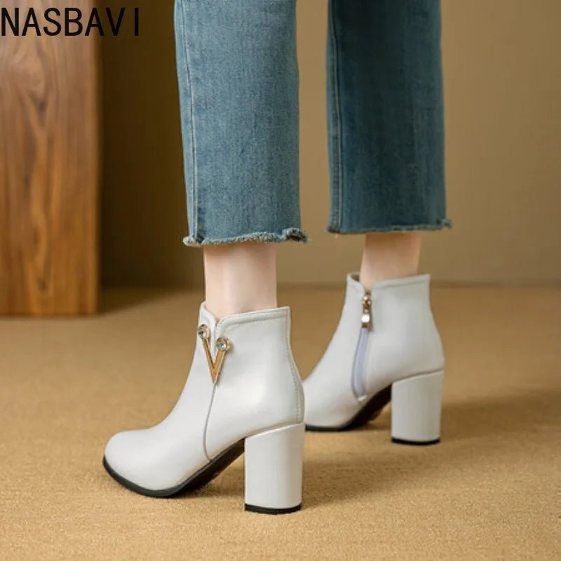 Bottines Femme 2025 – Bout Pointu & Détail Cristal.