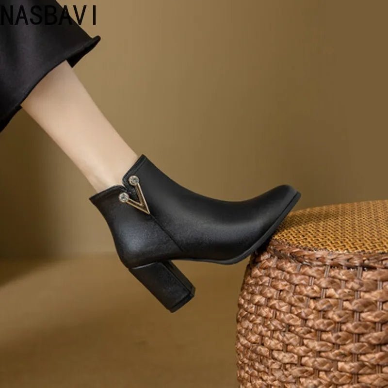 Bottines Femme 2025 – Bout Pointu & Détail Cristal.