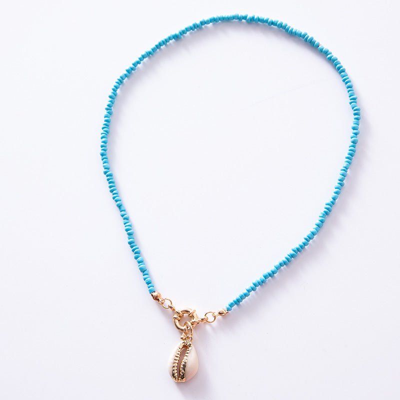 Contrasting Beige Shell Necklace.