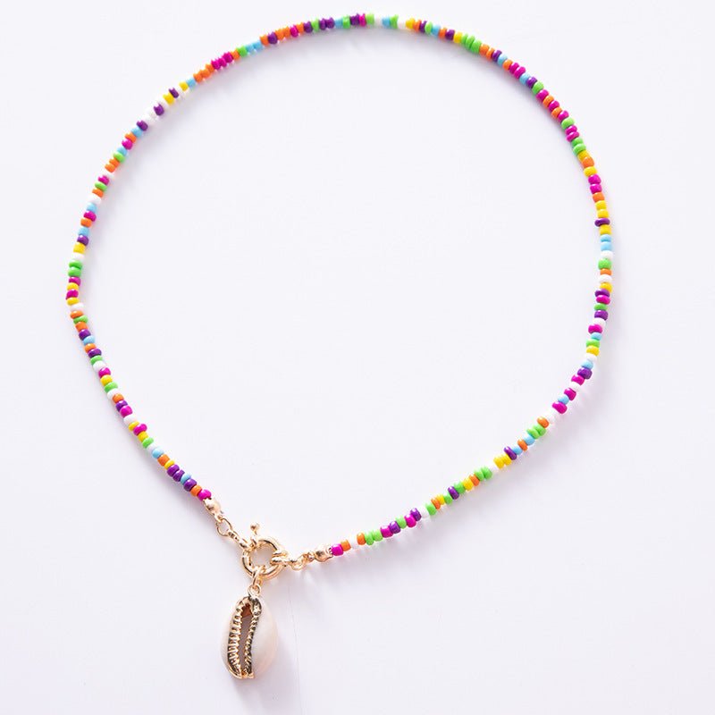 Contrasting Beige Shell Necklace.